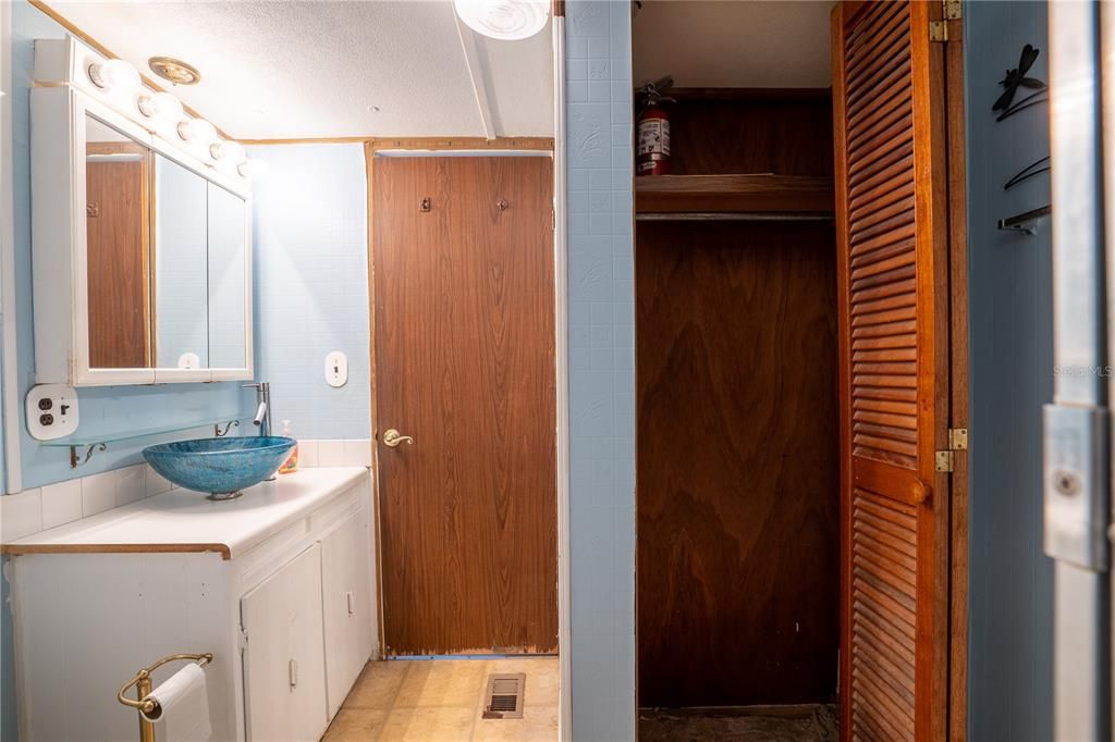 For Sale: $59,900 (2 beds, 1 baths, 552 Square Feet)