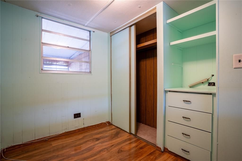 For Sale: $59,900 (2 beds, 1 baths, 552 Square Feet)