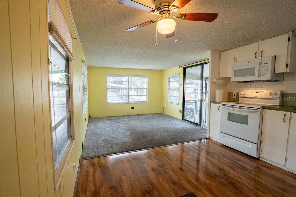 For Sale: $59,900 (2 beds, 1 baths, 552 Square Feet)