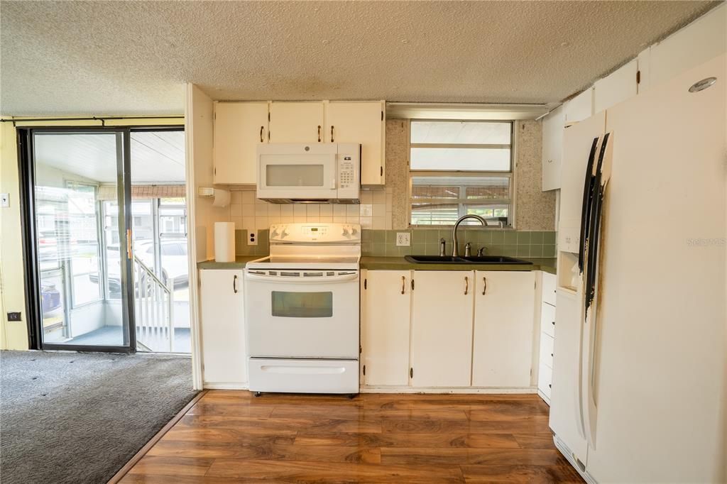 For Sale: $59,900 (2 beds, 1 baths, 552 Square Feet)
