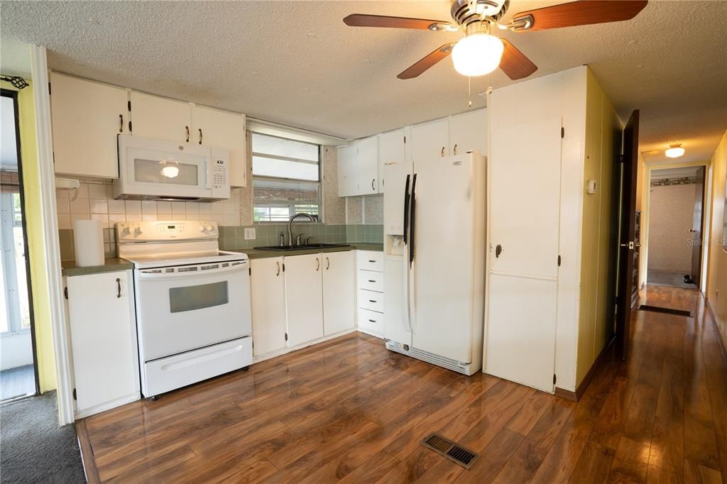 For Sale: $59,900 (2 beds, 1 baths, 552 Square Feet)