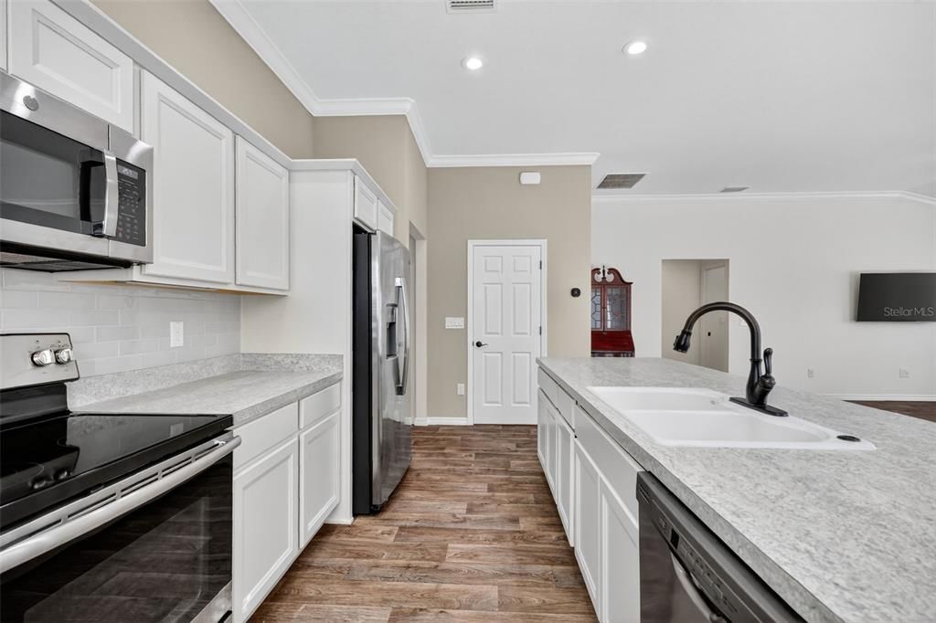 For Sale: $425,000 (3 beds, 2 baths, 1647 Square Feet)