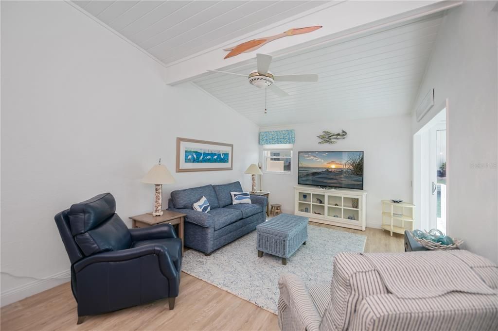 For Sale: $450,000 (2 beds, 2 baths, 966 Square Feet)