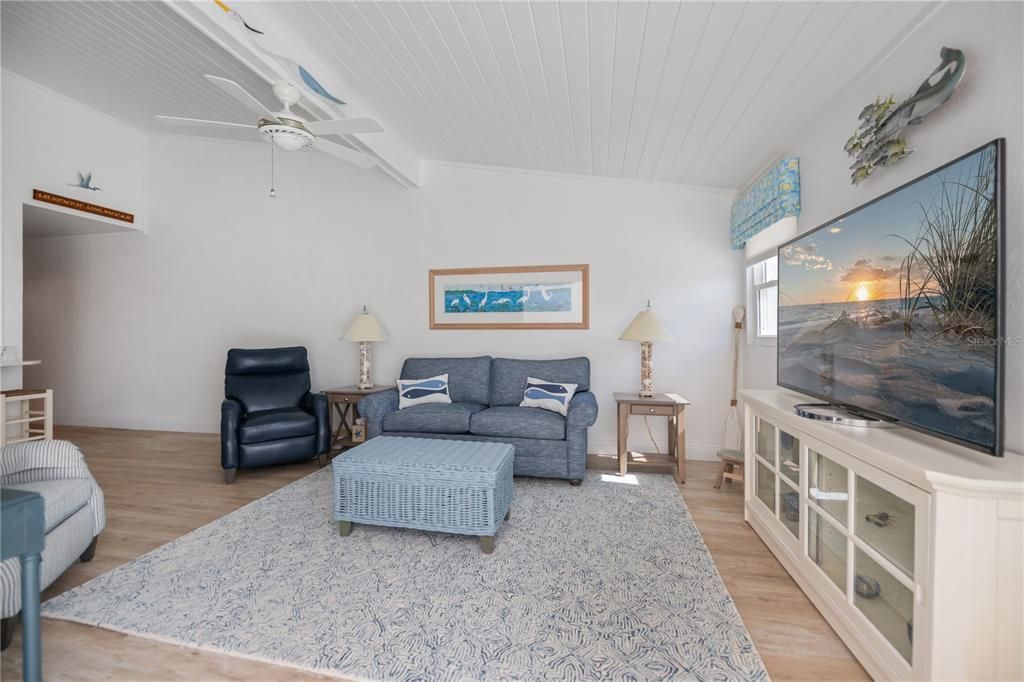 For Sale: $450,000 (2 beds, 2 baths, 966 Square Feet)