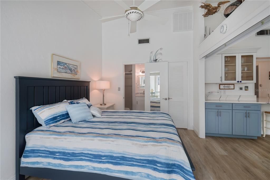 For Sale: $450,000 (2 beds, 2 baths, 966 Square Feet)