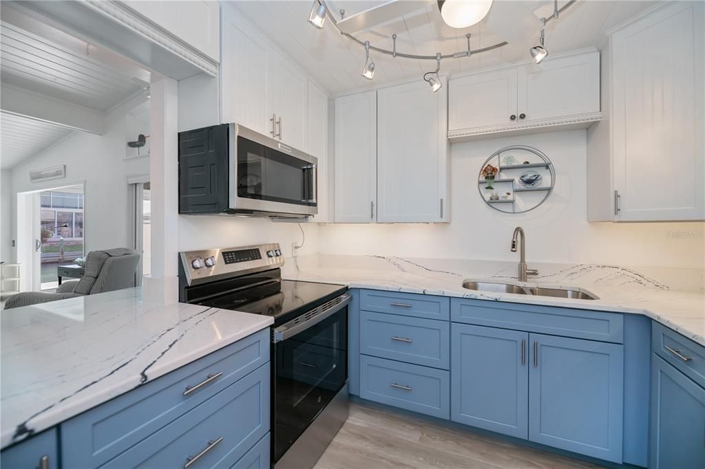 For Sale: $450,000 (2 beds, 2 baths, 966 Square Feet)