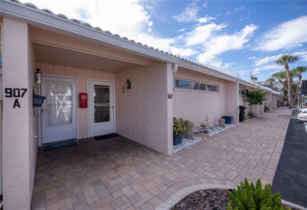 For Sale: $450,000 (2 beds, 2 baths, 966 Square Feet)