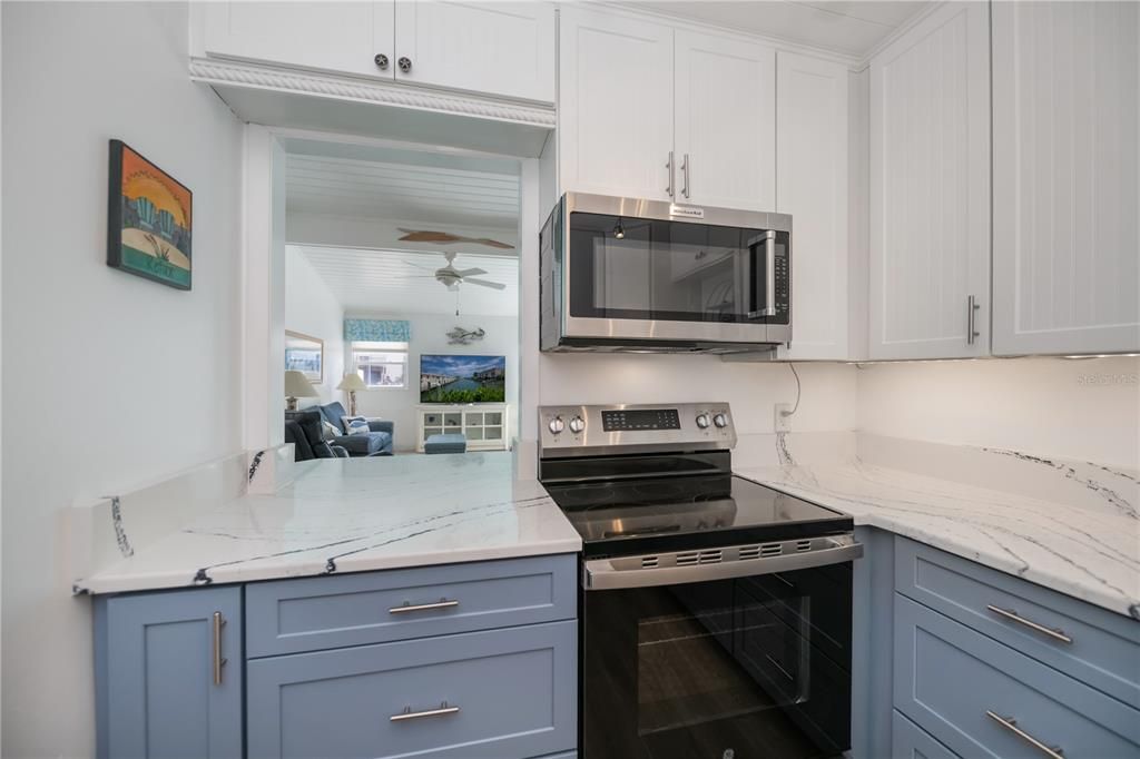 For Sale: $450,000 (2 beds, 2 baths, 966 Square Feet)