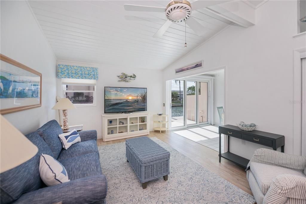 For Sale: $450,000 (2 beds, 2 baths, 966 Square Feet)