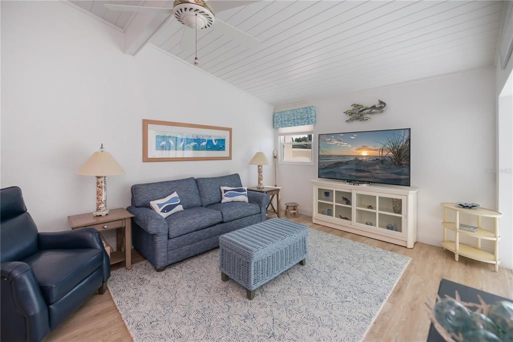 For Sale: $450,000 (2 beds, 2 baths, 966 Square Feet)