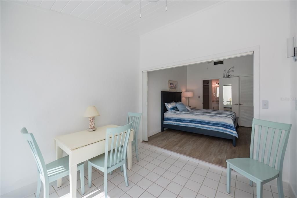 For Sale: $450,000 (2 beds, 2 baths, 966 Square Feet)