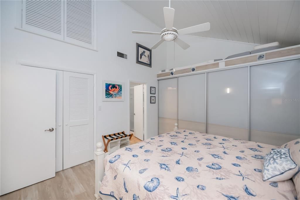 For Sale: $450,000 (2 beds, 2 baths, 966 Square Feet)