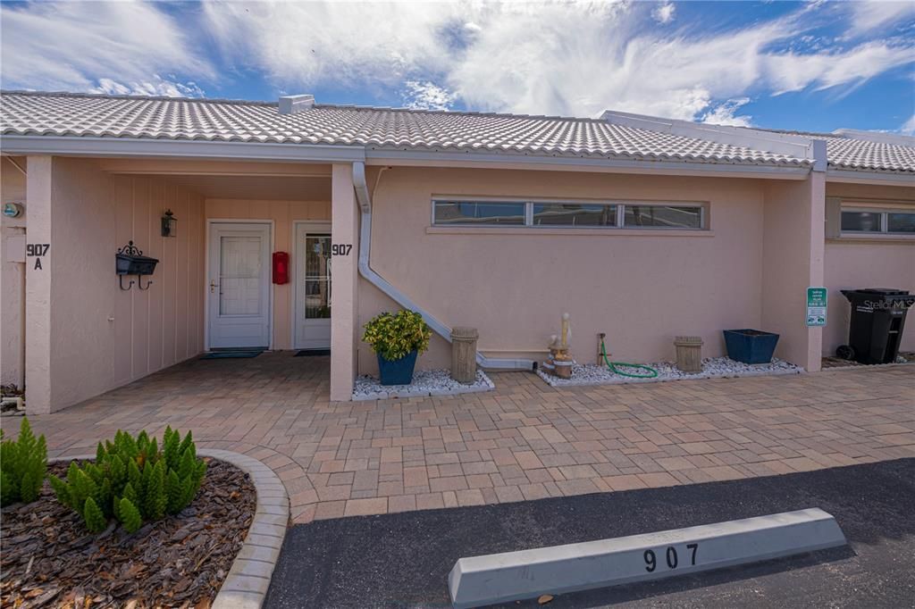 For Sale: $450,000 (2 beds, 2 baths, 966 Square Feet)