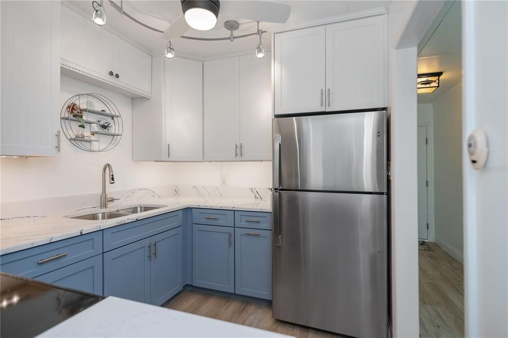 For Sale: $450,000 (2 beds, 2 baths, 966 Square Feet)