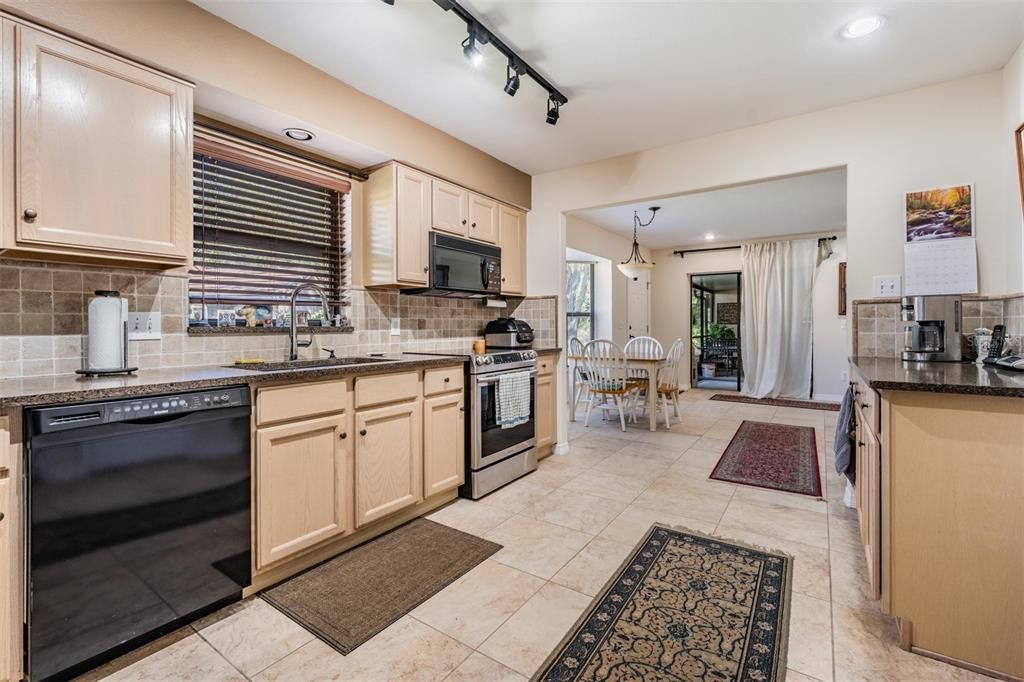 На продажу: $385,000 (3 спален, 2 ванн, 1670 Квадратных фут)