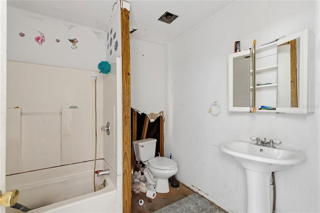 合同活跃: $220,000 (3 贝兹, 2 浴室, 1344 平方英尺)