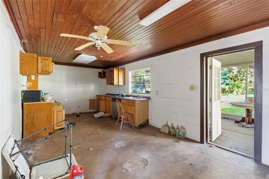 合同活跃: $220,000 (3 贝兹, 2 浴室, 1344 平方英尺)