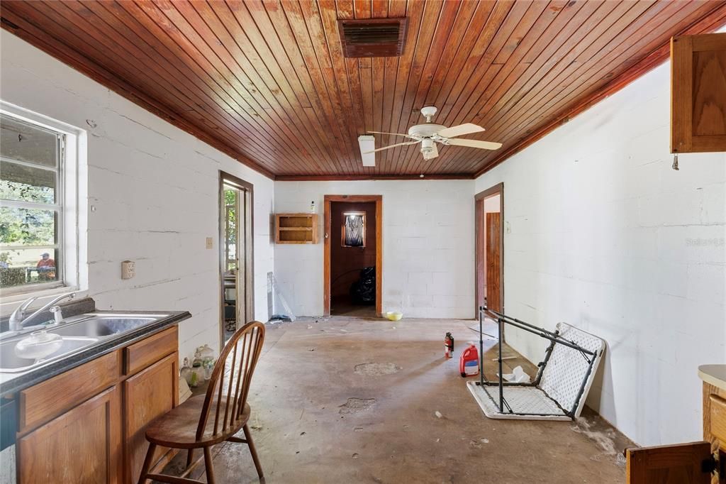 合同活跃: $220,000 (3 贝兹, 2 浴室, 1344 平方英尺)