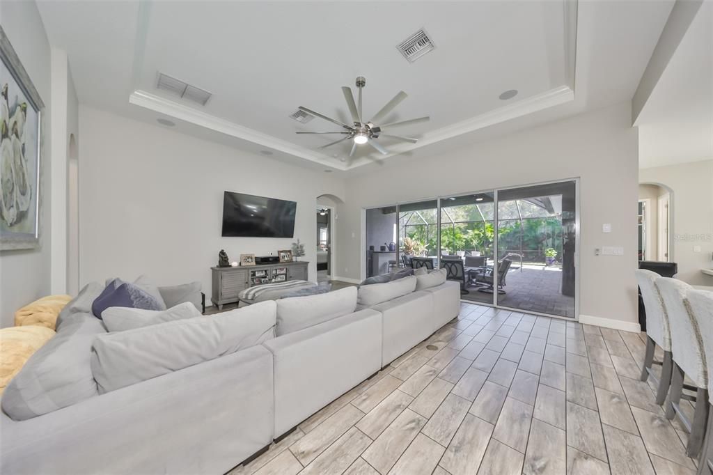 En Venta: $689,000 (4 camas, 3 baños, 2778 Pies cuadrados)