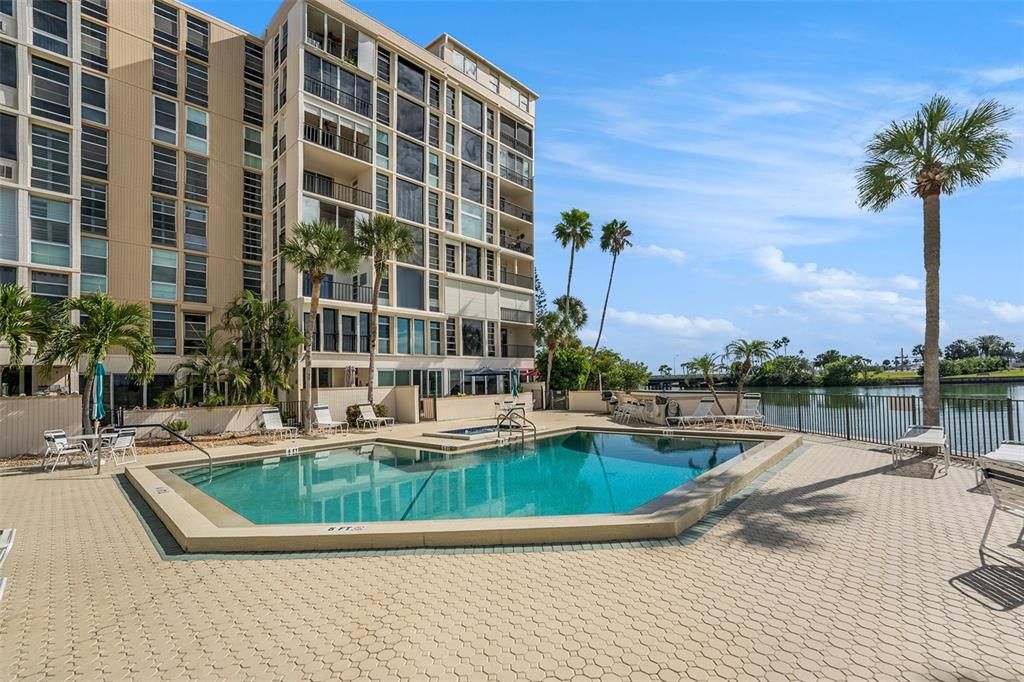 For Sale: $315,000 (2 beds, 2 baths, 1300 Square Feet)