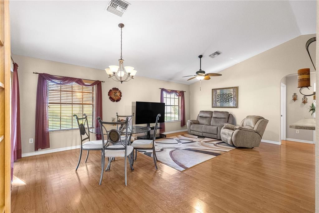 Activo con contrato: $284,900 (3 camas, 2 baños, 1475 Pies cuadrados)