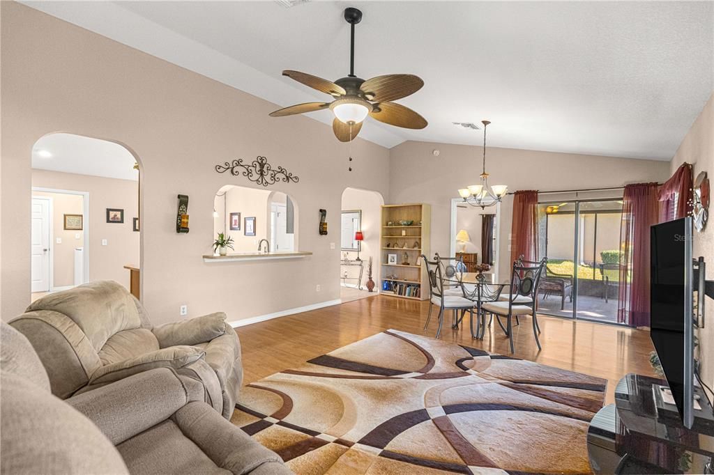 Activo con contrato: $284,900 (3 camas, 2 baños, 1475 Pies cuadrados)