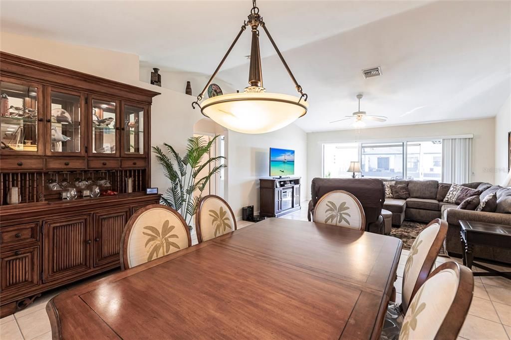 На продажу: $279,900 (3 спален, 2 ванн, 1408 Квадратных фут)