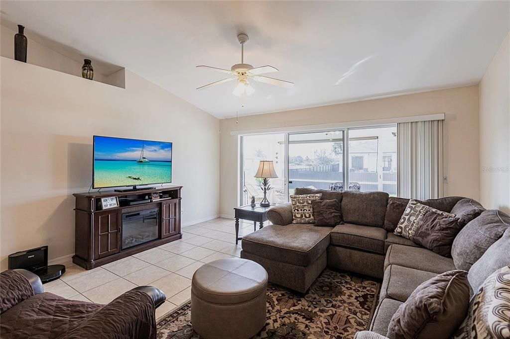 На продажу: $279,900 (3 спален, 2 ванн, 1408 Квадратных фут)