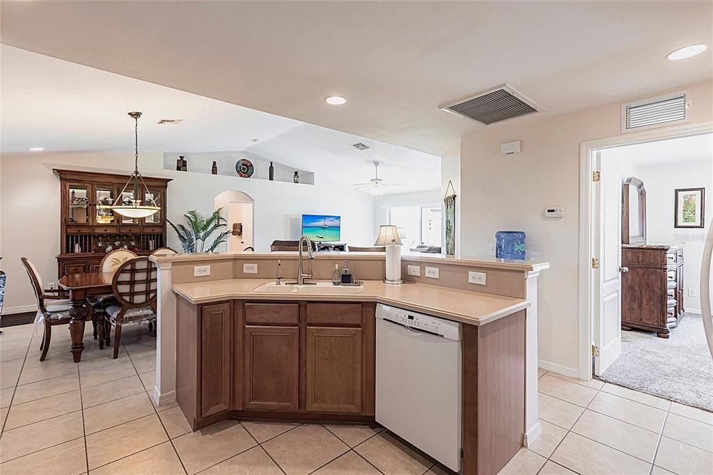 На продажу: $279,900 (3 спален, 2 ванн, 1408 Квадратных фут)