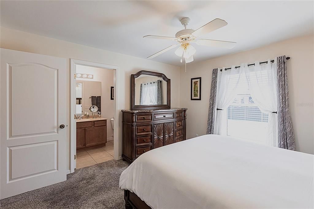 На продажу: $279,900 (3 спален, 2 ванн, 1408 Квадратных фут)