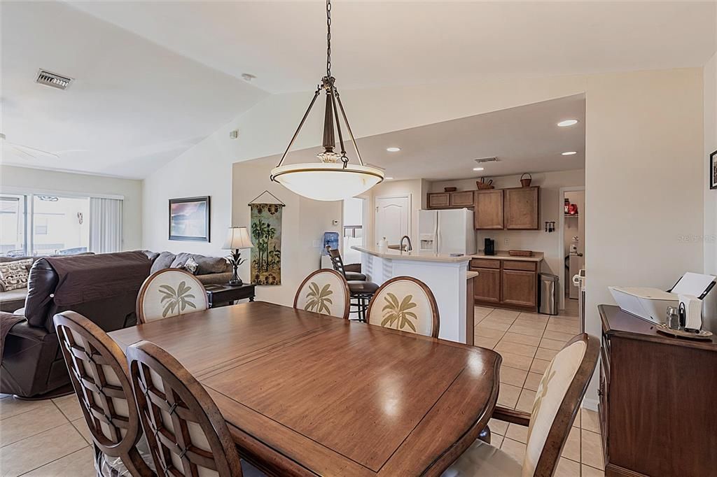 На продажу: $279,900 (3 спален, 2 ванн, 1408 Квадратных фут)