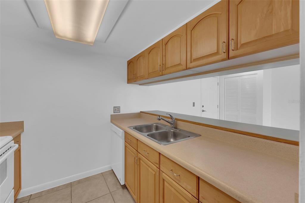 待售: $284,900 (2 贝兹, 2 浴室, 835 平方英尺)