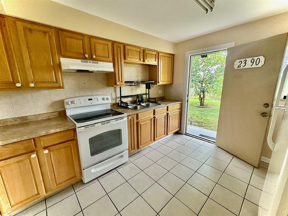 В аренду: $1,350 (2 спален, 1 ванн, 700 Квадратных фут)