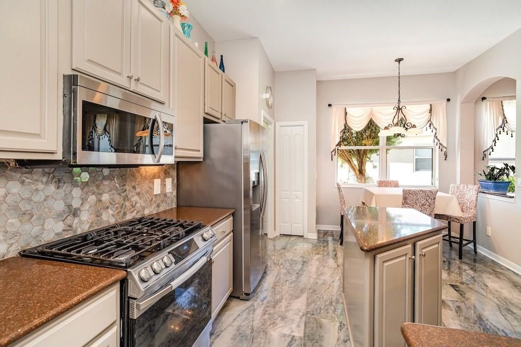 En Renta: $3,000 (3 camas, 2 baños, 2025 Pies cuadrados)