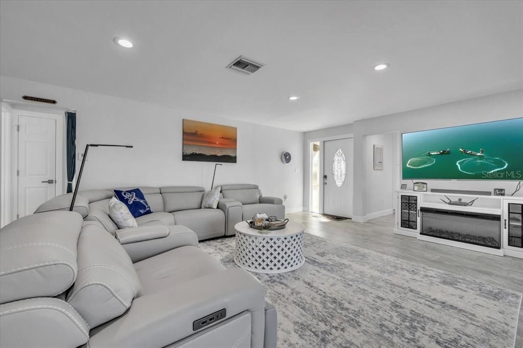 Active With Contract: $649,000 (3 beds, 2 baths, 1644 Square Feet)