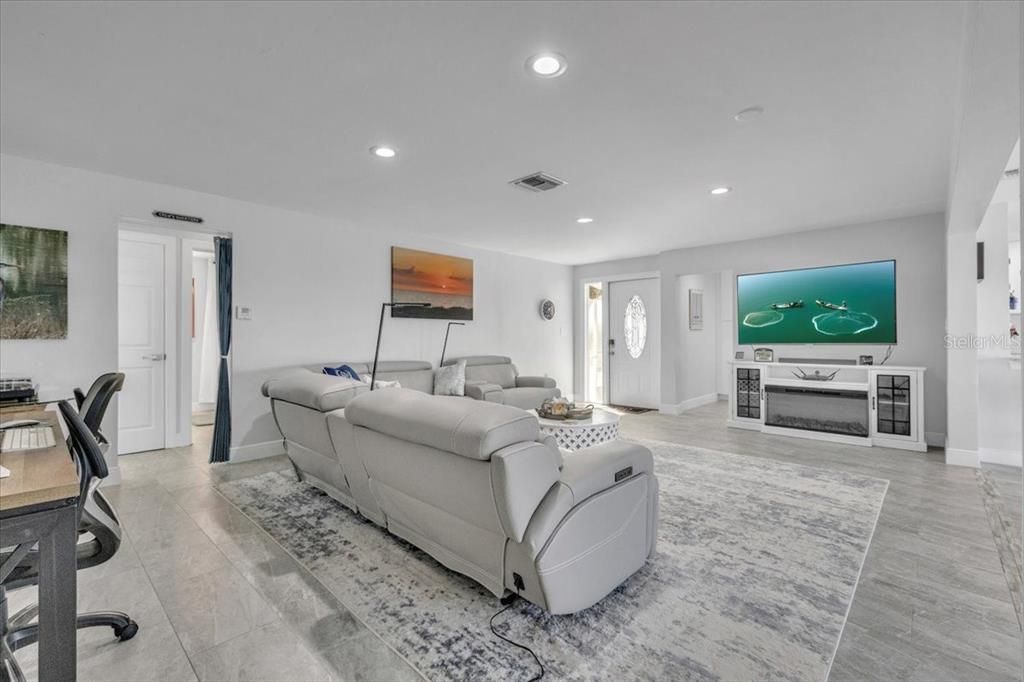 Active With Contract: $649,000 (3 beds, 2 baths, 1644 Square Feet)