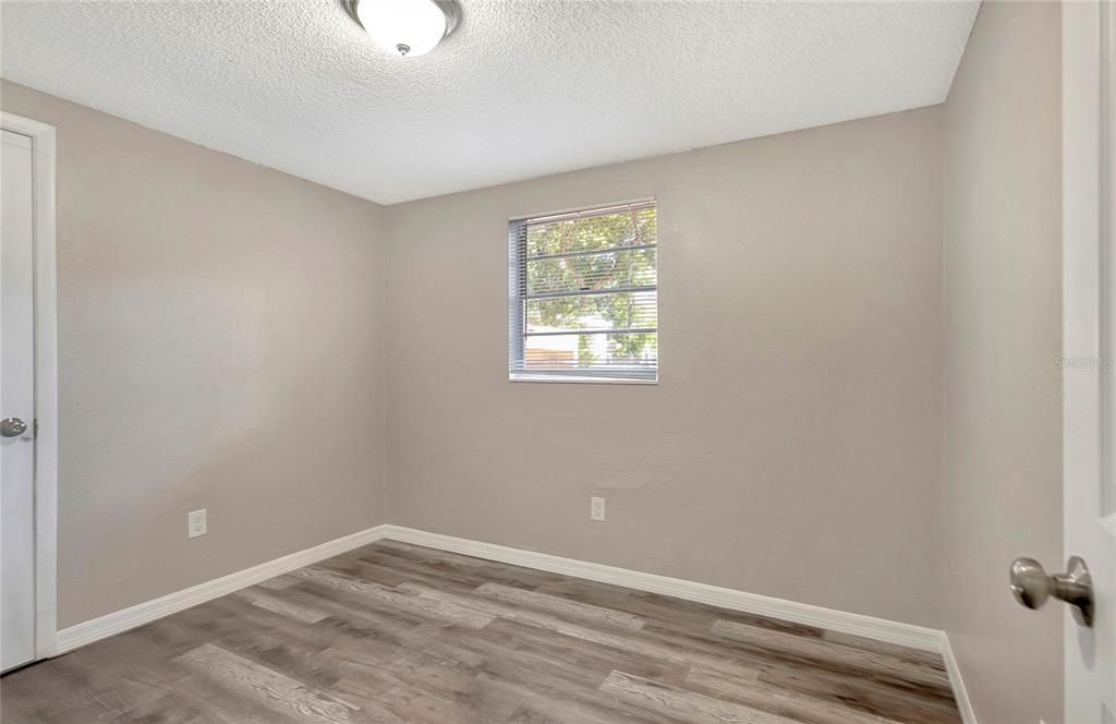 合同活跃: $285,000 (3 贝兹, 1 浴室, 1008 平方英尺)