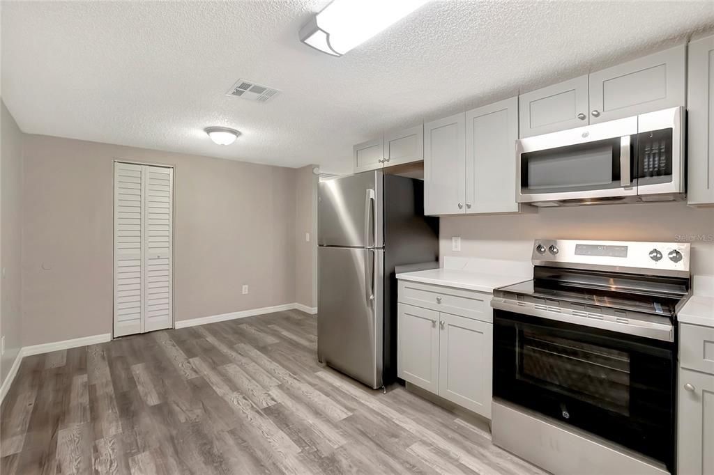 合同活跃: $285,000 (3 贝兹, 1 浴室, 1008 平方英尺)