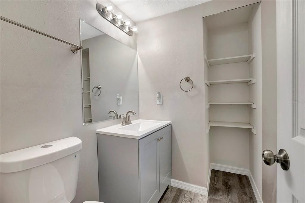 合同活跃: $285,000 (3 贝兹, 1 浴室, 1008 平方英尺)