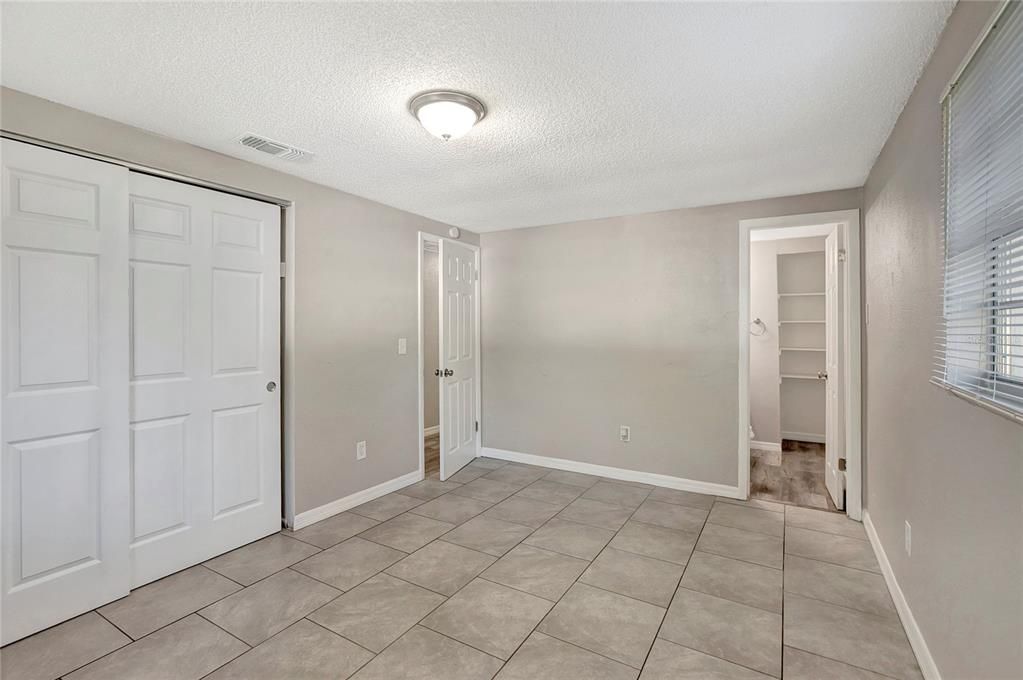 合同活跃: $285,000 (3 贝兹, 1 浴室, 1008 平方英尺)