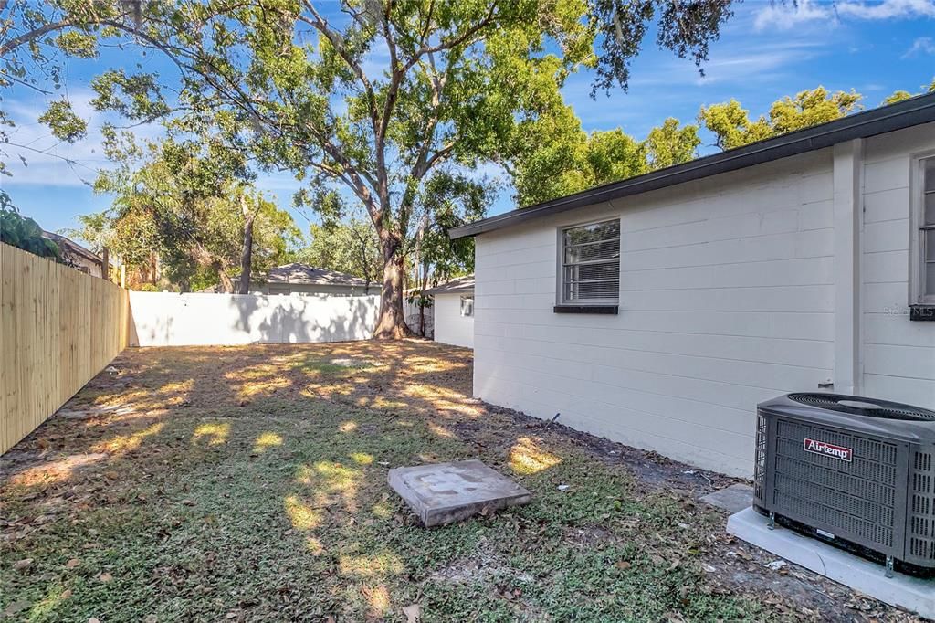 合同活跃: $285,000 (3 贝兹, 1 浴室, 1008 平方英尺)