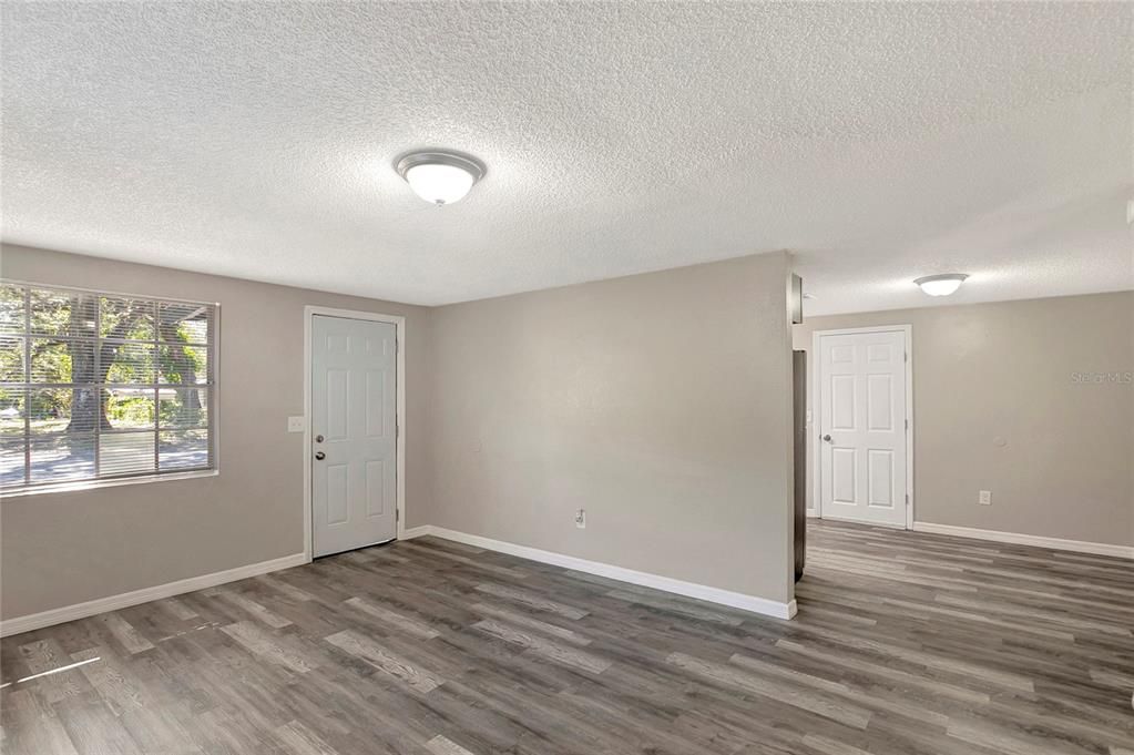 合同活跃: $285,000 (3 贝兹, 1 浴室, 1008 平方英尺)