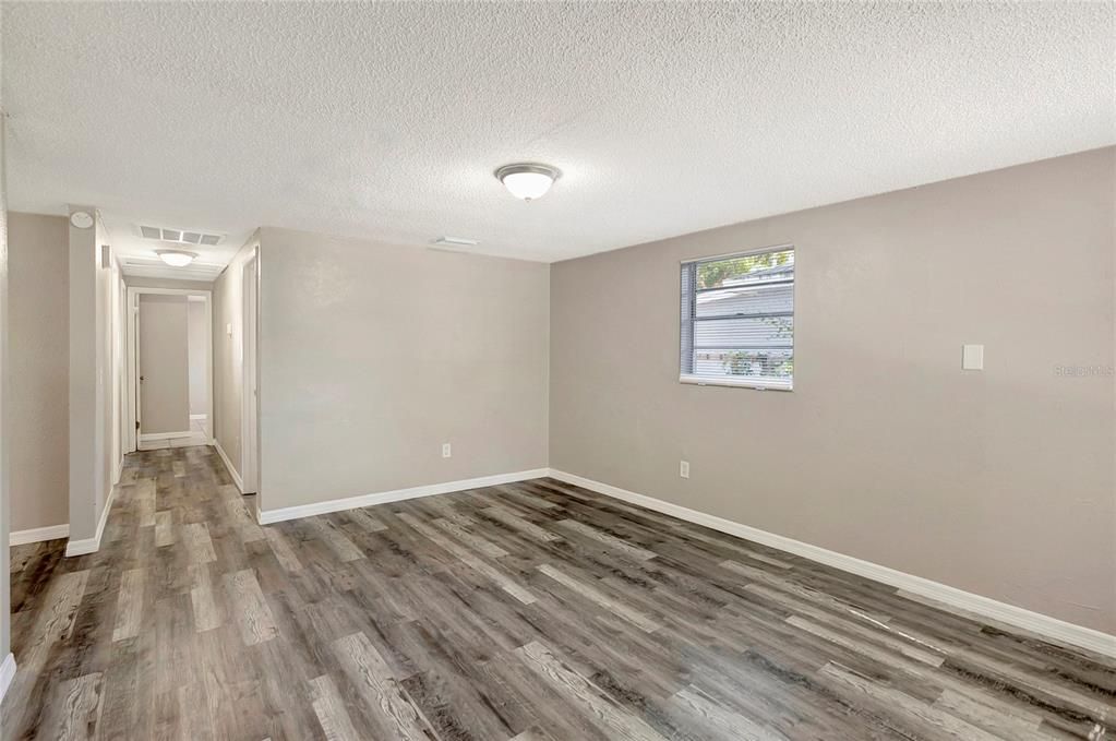 合同活跃: $285,000 (3 贝兹, 1 浴室, 1008 平方英尺)