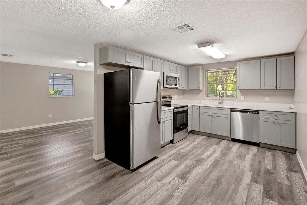 合同活跃: $285,000 (3 贝兹, 1 浴室, 1008 平方英尺)