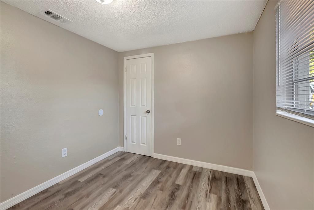 合同活跃: $285,000 (3 贝兹, 1 浴室, 1008 平方英尺)