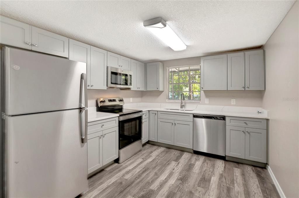 合同活跃: $285,000 (3 贝兹, 1 浴室, 1008 平方英尺)