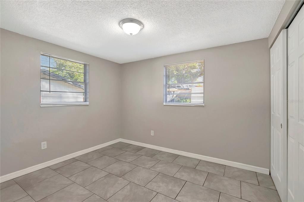 合同活跃: $285,000 (3 贝兹, 1 浴室, 1008 平方英尺)