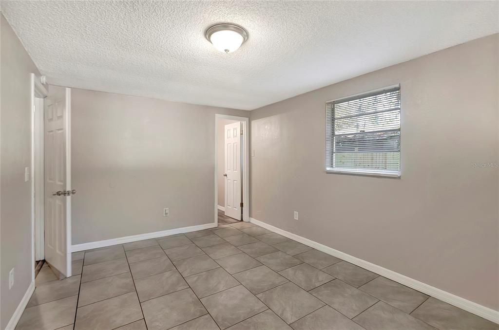 合同活跃: $285,000 (3 贝兹, 1 浴室, 1008 平方英尺)