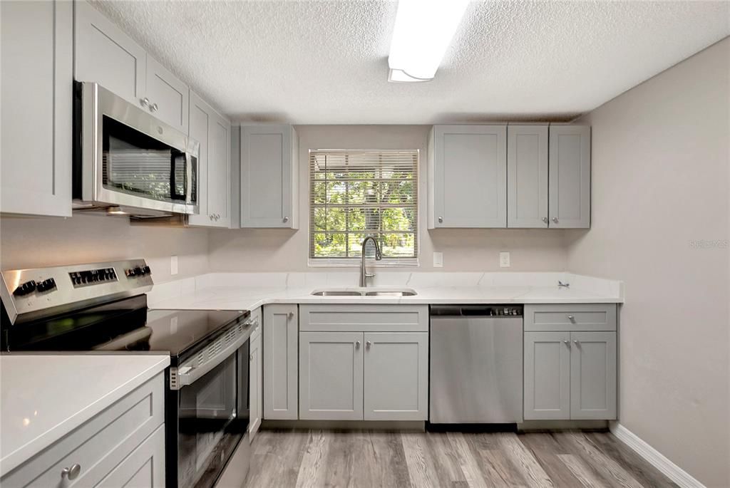 合同活跃: $285,000 (3 贝兹, 1 浴室, 1008 平方英尺)