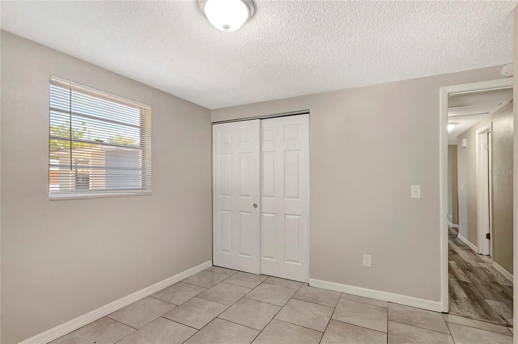 合同活跃: $285,000 (3 贝兹, 1 浴室, 1008 平方英尺)